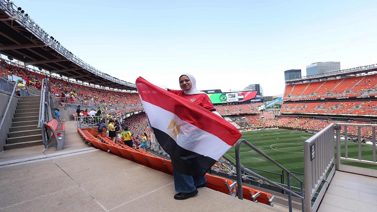 أهازيج الجماهير المصرية تضيء ملعب مباراة مصر والبرازيل